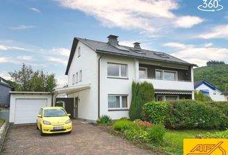 Zweifamilienhaus m. Garage u. Garten