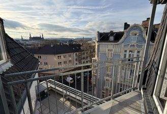 Balkon mit Blick aufs Rathaus