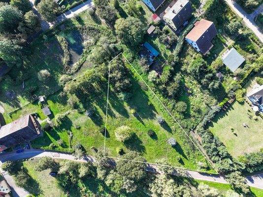 Seeblick aus der 1. Etage ist möglich.