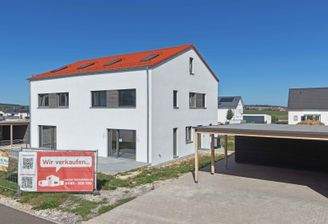 Hausansicht mit Eingang und Carport
