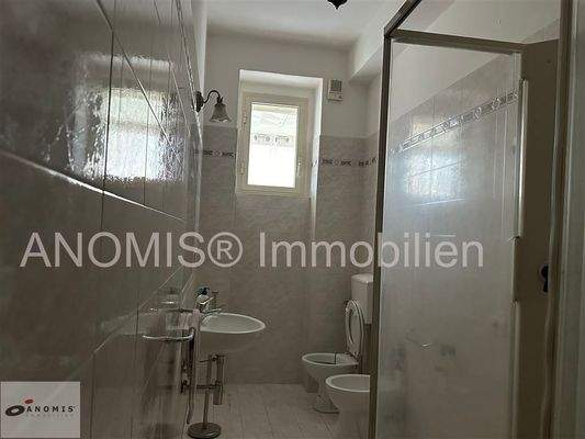 Bad mit Dusche, WC, Bidet