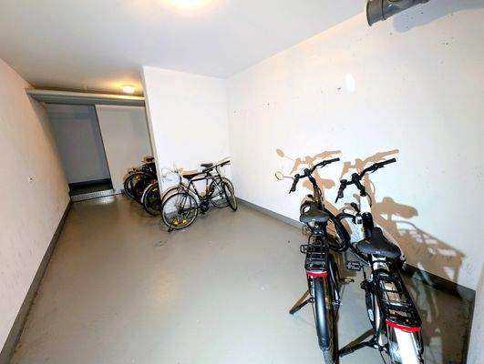 Mit großzügigem Fahrradkeller