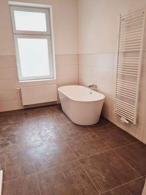  Bad mit freistehender Wanne