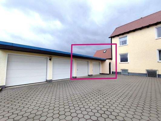 Innenhof mit 2 Garagen und Zugang zum Garten