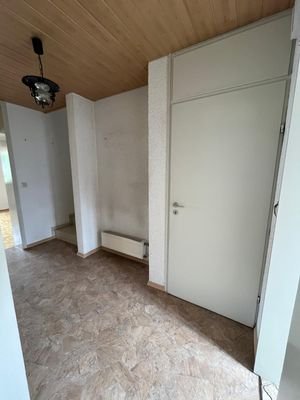 Diele mit Kellerabgang im EG