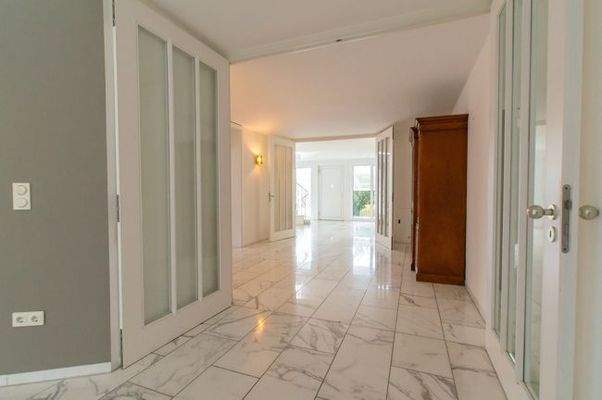 Halle Eingangsbereich