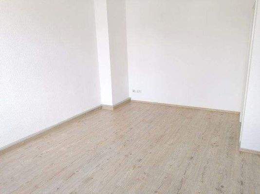 großes Schlafzimmer mit Laminat