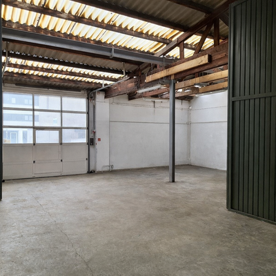 6 Vorbereich mit Rolltor