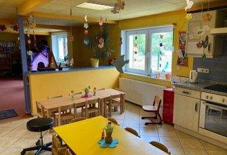 Küche mit angrenzendem Wohnbereich