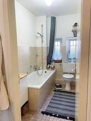 Bad mit Wanne und Fenstern