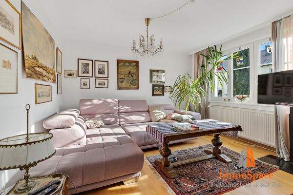 Großes Wohnzimmer mit Terrassenzugang im Erdgeschoss