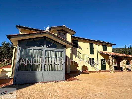 Hof der Villa mit Ihren Gebäuden