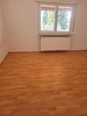 Schlafzimmer mit hellem Bodenbelag