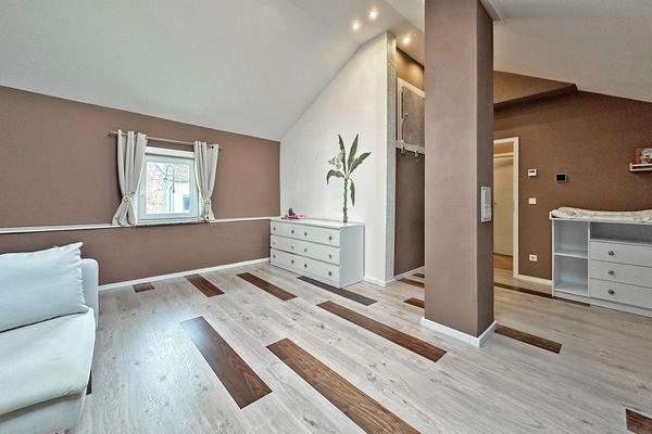 großes Kinder Schlafzimmer DG