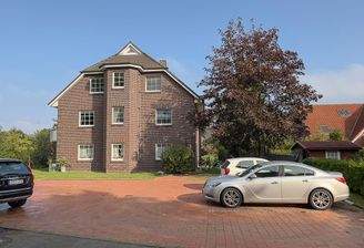 Am Lagerfeld 5 Außenansicht IV mit Blick auf den dazugehörenden Parkplatz Volvo .jpg