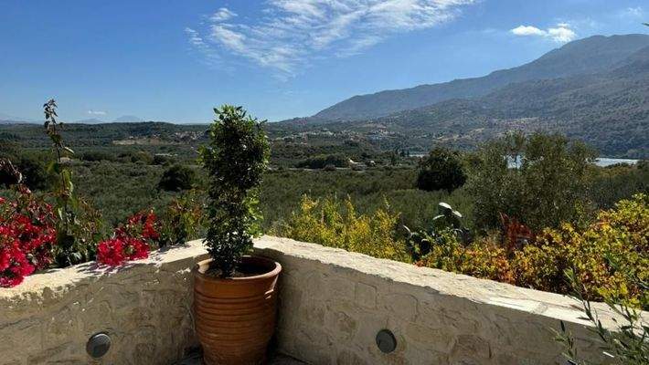 Kreta, Kournas: Malerisches Steinhaus mit bezauberndem See- und Meerblick zu verkaufen