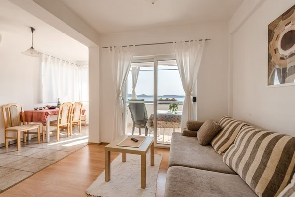 1. OG: Wohnzimmer, Essbereich, Balkon