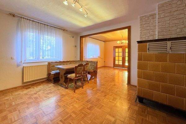 Küche mit Kachelofen und Wandöffnung