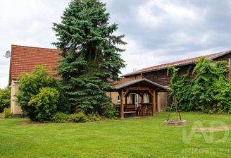 Innenhof mit Wohnhaus und Stall