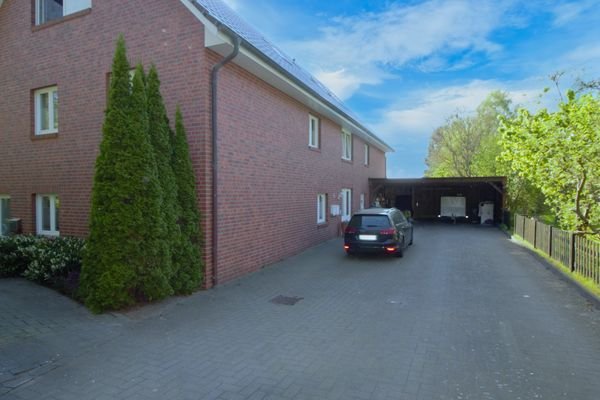 Eingang und Carport