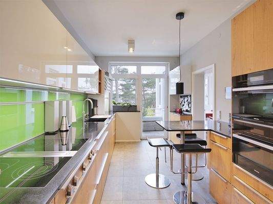 Große, hochwertige Küche mit Balkon