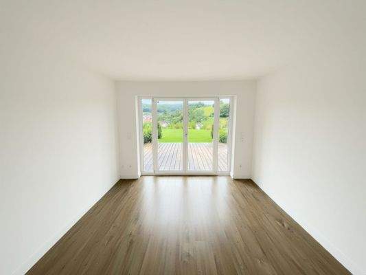 Ein Zimmer im Untergeschoss mit Zugang zum Garten