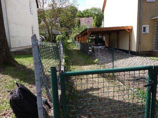 Rückwärtiger Gartenweg