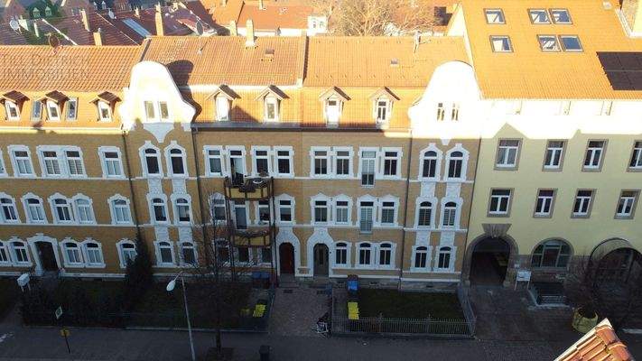 Schöne eingefasste Fenster und Haustür