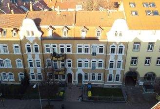 Schöne eingefasste Fenster und Haustür