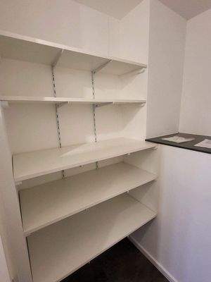 Abstellraum mit Regalböden.jpg