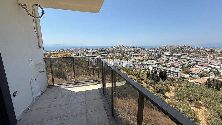 Sea-View Apartment in a Complex with Pool in Kuşadası