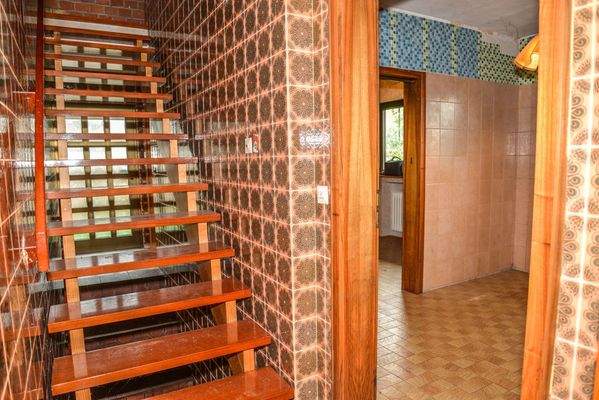 Flur Blick zur Treppe zum DG und in die Küche