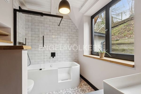 Badezimmer im EG (mit Badewanne)