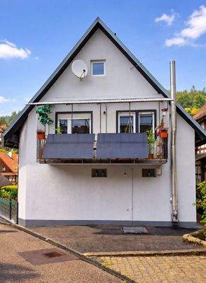 Haus-Rückseite mit Balkon