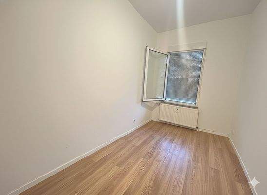 Leeres Zimmer mit Fenster