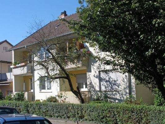 Ansicht Wohngebäude mit Balkonen und Außenanlage