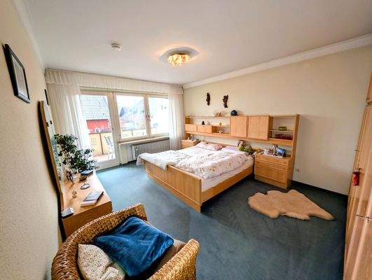Das Elternschlafzimmer mit Balkonzugang (1.OG)
