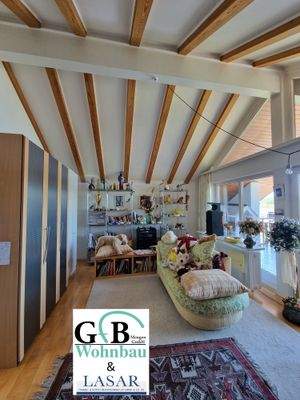 Ein Zimmer im Dachgeschoss.jpg