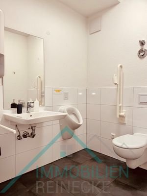 Toilette zum Aufenhaltsraum