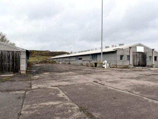 Außenfläche mit Nebengebäude1