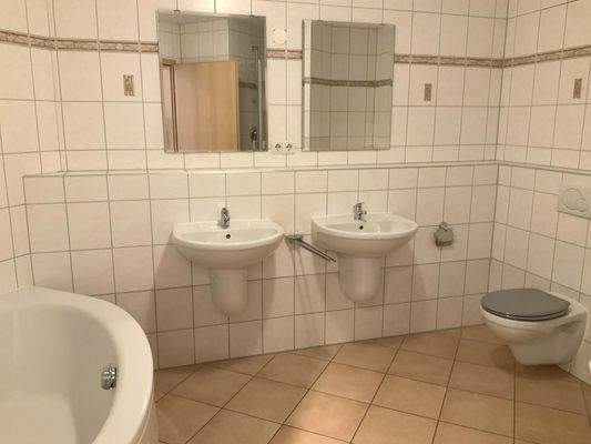 Badezimmer mit Doppelwaschbecken