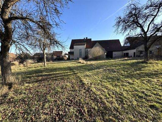 Blick zum Haus, Scheune und Nebengebäude