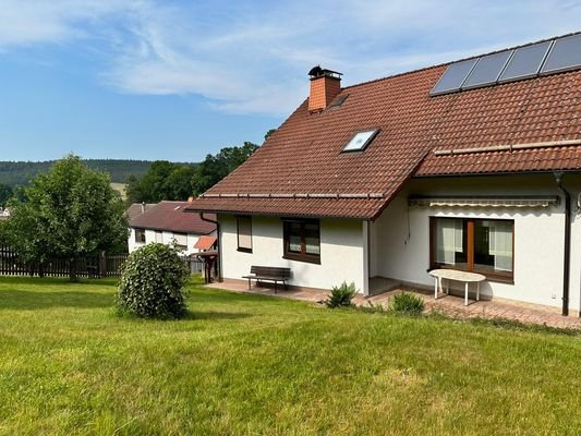 Terrasse mit Blick in den Garten 