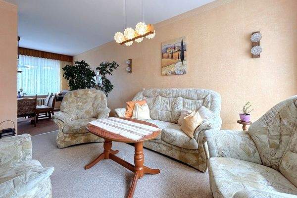 Wohnzimmer mit angrenzendem Esszimmer