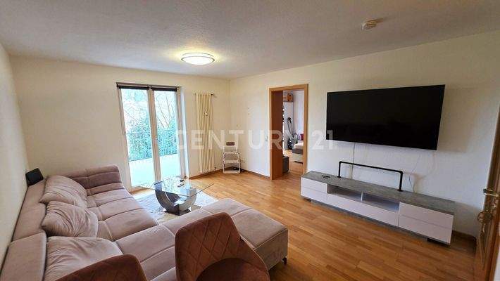 Wohn-Esszimmer mit Blick auf den Balkon und zum Schlafzimmer