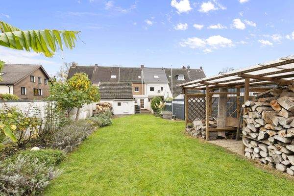 Gartenansicht und Rückansicht 