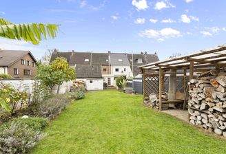 Gartenansicht und Rückansicht 