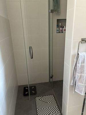 das Bad mit ebenerdiger Dusche