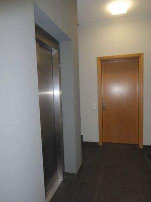 Lift und Wohnungseingangstür