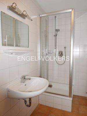 Badezimmer mit Dusche, WC und Waschbecken im 2. OG